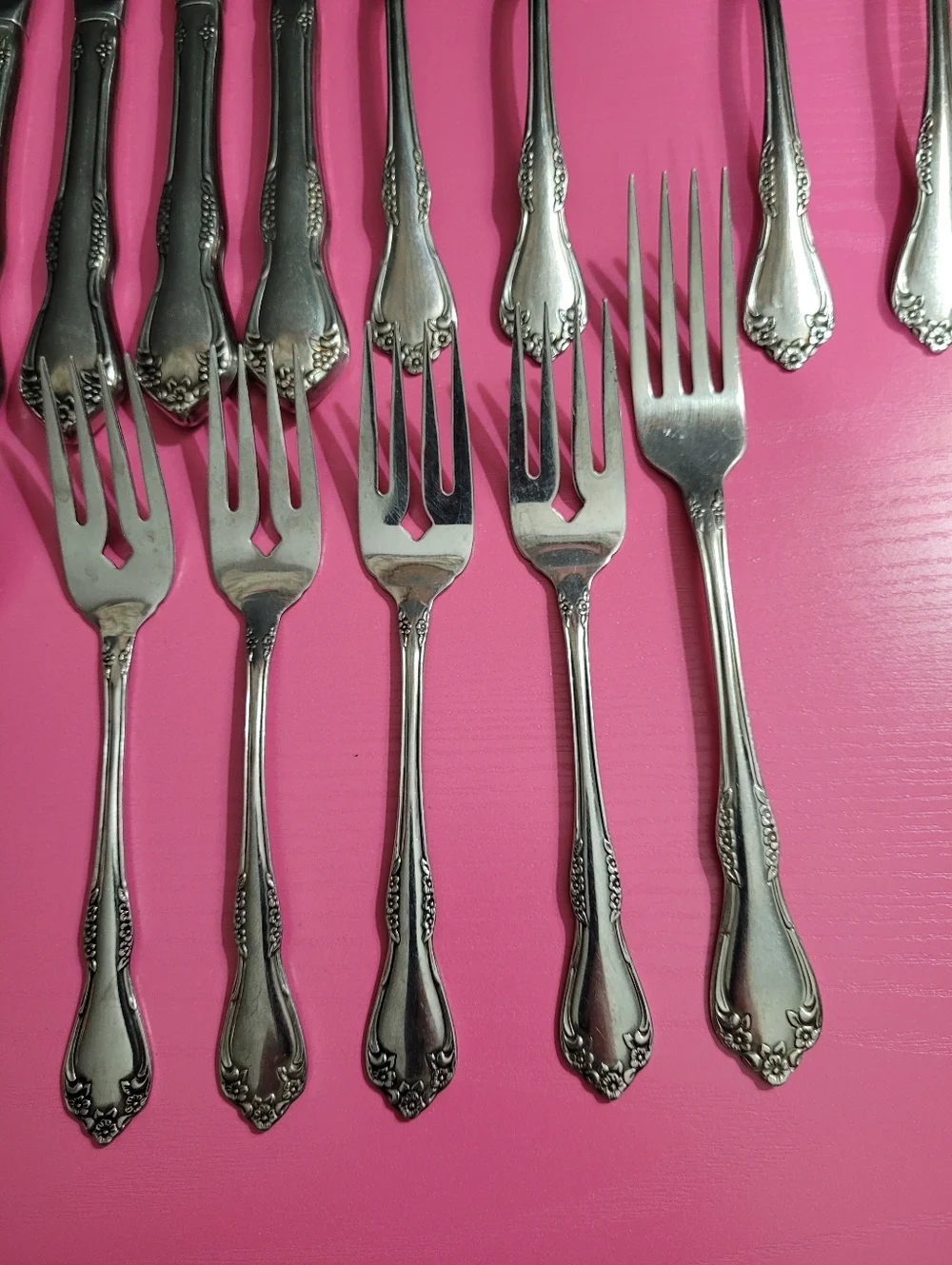 WM.A.Rogers Deluxe Stainless Oneida Ltd. Partial Silverware Set 20 Pieces (0664)